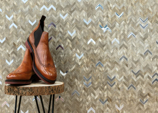 Mozaic decorativ Surface Delta 28,1×28,3 cm – pattern chevron auriu și argintiu, decorat cu pantofi maro