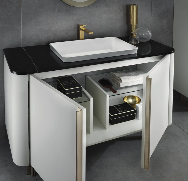 Mobilier Lenox Hill cu ușile deschise, interior cu poliță și mânere aurii
