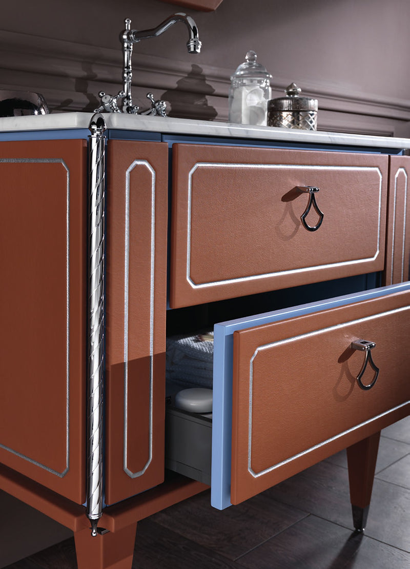 Mobilier baie Petit 90 cm Mia Italia – detaliu Petit 03: fronturi din piele și mâner argintiu