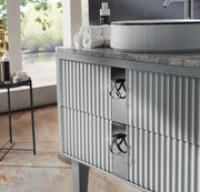 Mobilier baie Portofino 100 cm Mia Italia – detaliu Portofino: fronturi canelate și mânere de inspirație clasică
