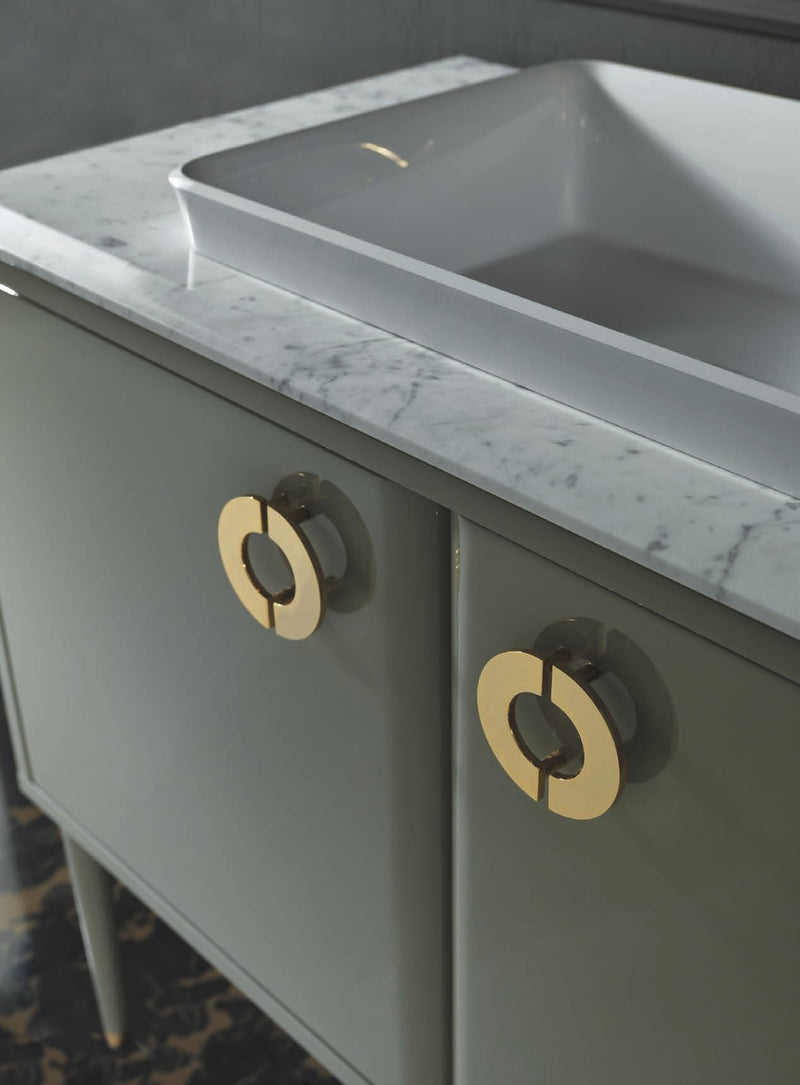 Mobilier baie Soho 80 cm Mia Italia – detaliu Soho 02: mânere inel aurii și blat din marmură