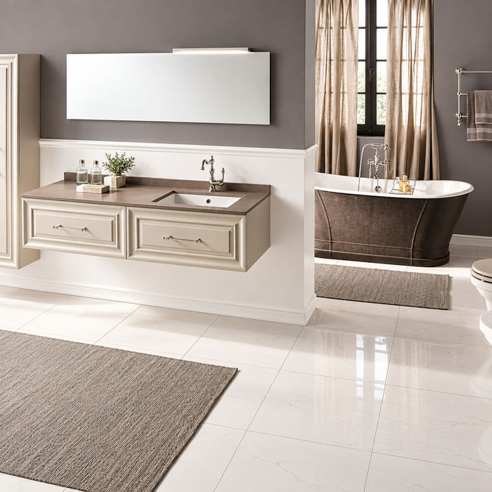 Mobilier de baie Alterego Gaia Mobili cu două sertare, oglindă și cadă într-o amenajare elegantă