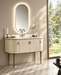 Mobilier baie Liberty 121x51 cm Gaia Mobili, finisaj crem, ambientare luminoasă cu oglindă