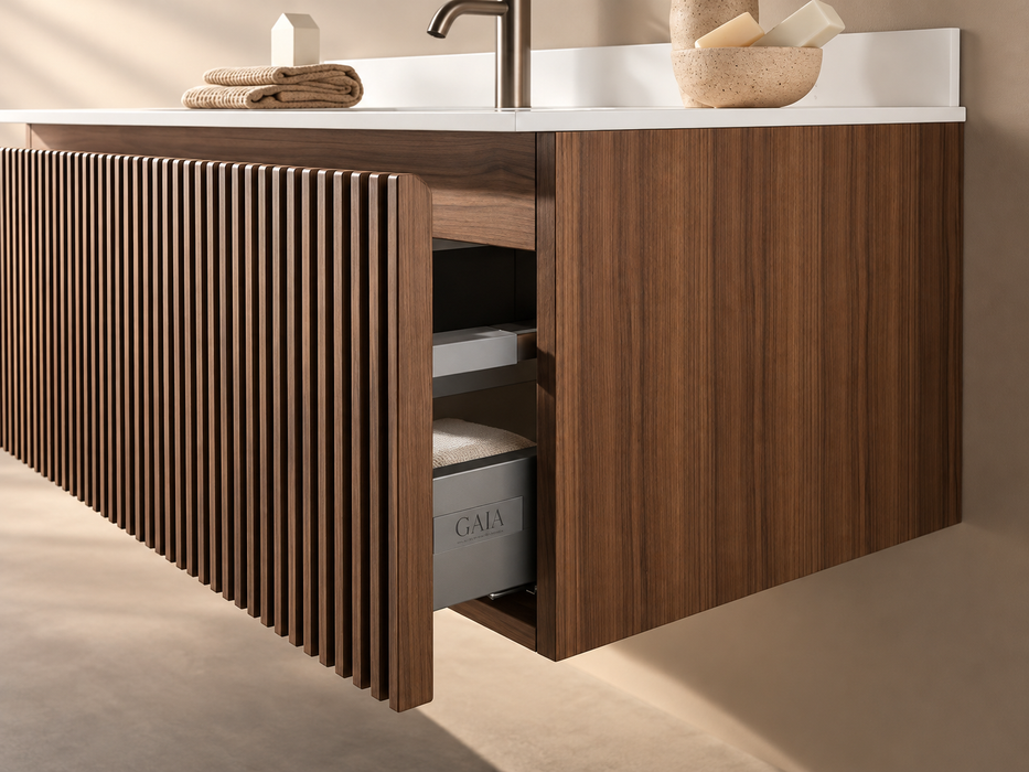 Detaliu mobilier baie Mood 8 Gaia Mobili, front canelat din lemn și sertar deschis cu sistem de depozitare
