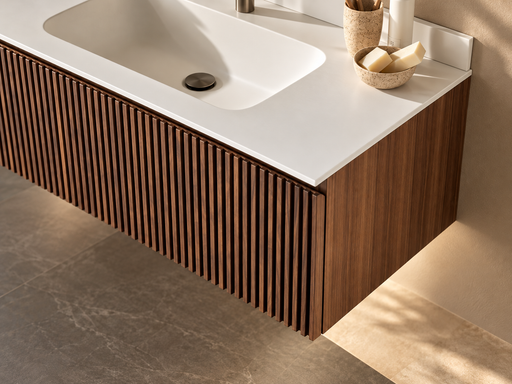 Detaliu mobilier de baie suspendat Gaia Mobili Mood 8, 106 cm, front canelat vertical cu aspect de nuc și lavoar alb integrat