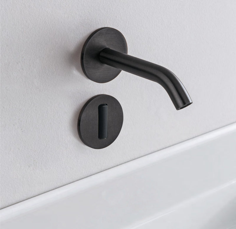 Baterie lavoar electronică de perete din inox, cu senzor – Treemme, imagine de ambianță