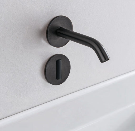Baterie lavoar electronică de perete din inox, cu senzor – Treemme, imagine de ambianță