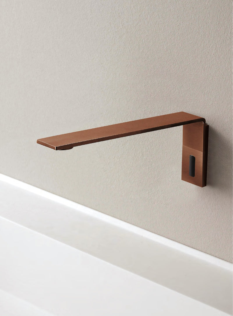 Baterie lavoar electronică de perete din inox, cu senzor – Treemme, imagine de ambianță