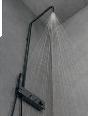 Coloană de duș termostatică Watt din inox cu pară și duș de mână – Treemme, imagine de ambianță