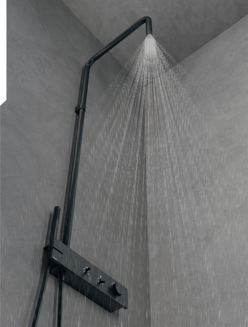 Coloană de duș termostatică Watt din inox cu pară și duș de mână – Treemme, imagine de ambianță