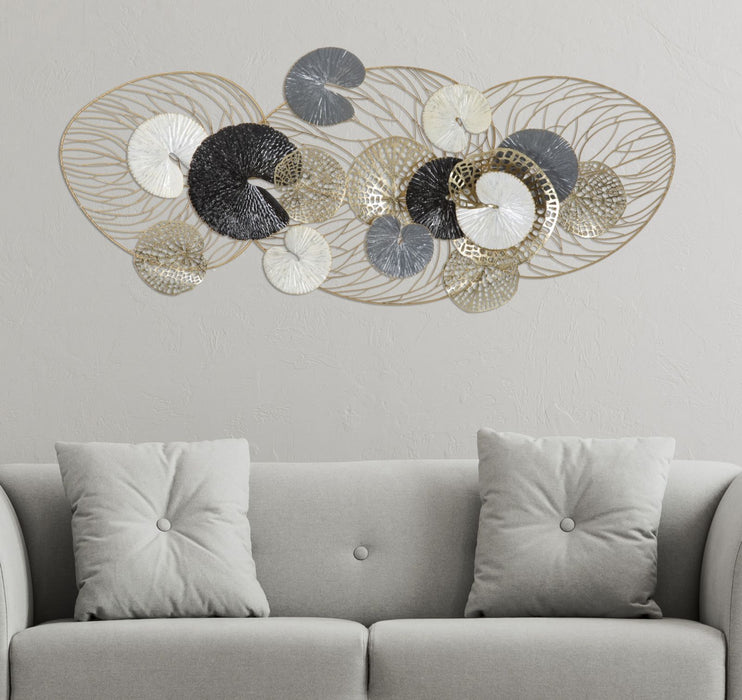 Panou decorativ Luxy montat pe perete deasupra unei canapele gri