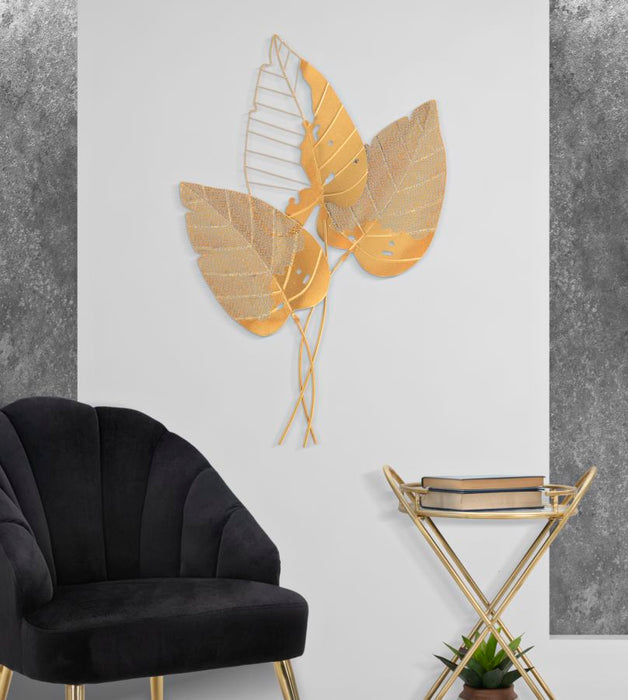 Autumn Leaf Gold montat pe perete lângă un fotoliu închis la culoare